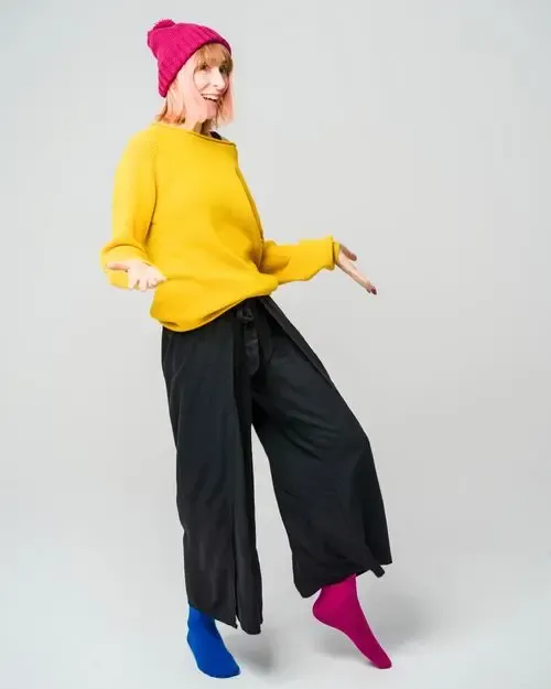 Colourful look: pink beanie, yellow sweater and colourful knitted socks